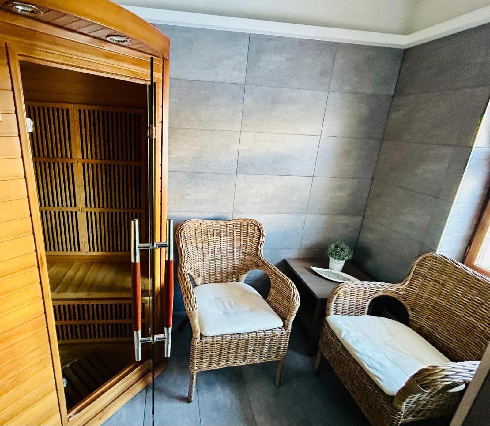 فندق Dvur Stran & Wellness كارلوفي فاري المظهر الخارجي الصورة